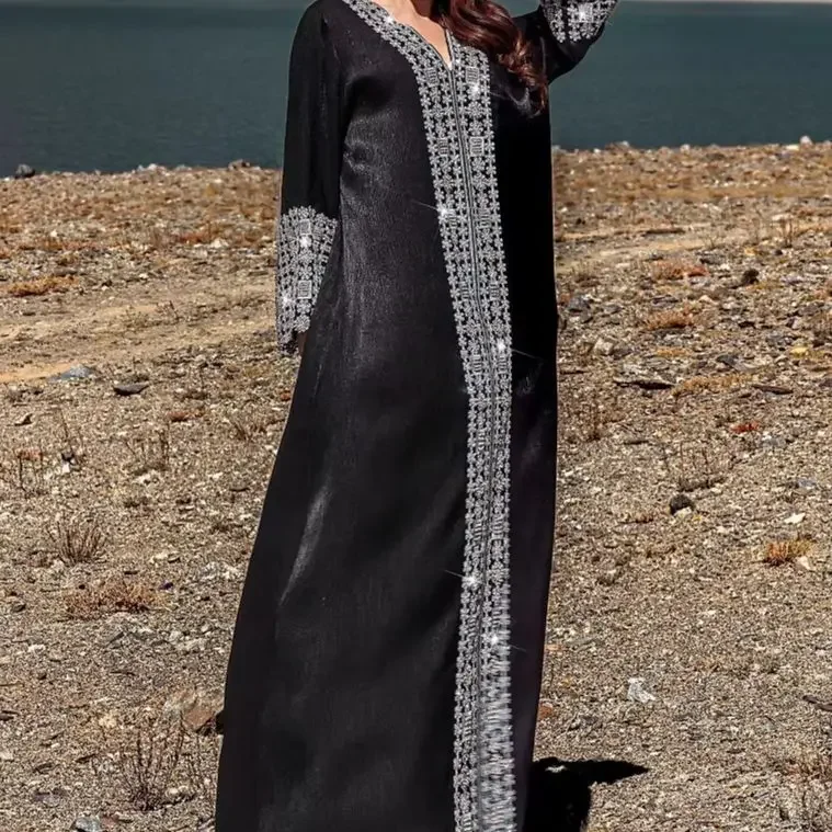 

Роскошное черное платье-халат с вышивкой и V-образным вырезом из крепа Нида, элегантная абайя в ближневосточном стиле, дубайский кафтан, женское мусульманское праздничное платье, кафтан для Ид.