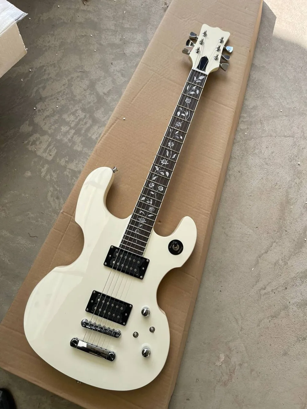 

Unusual Shape White Body Electric Guitar with Rosewood Fretboard,Chrome Hardware,Provide Customized Services