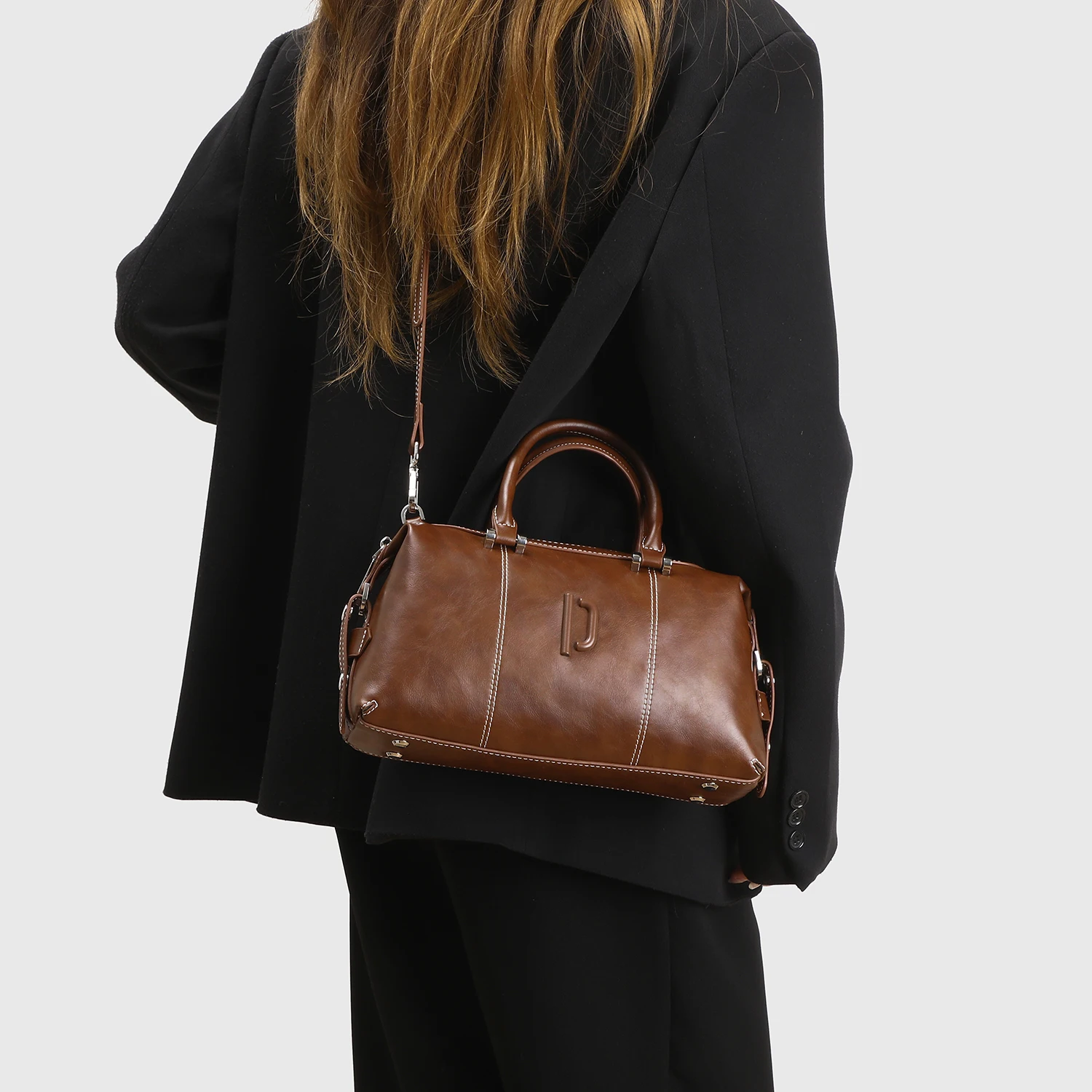Vintage Oil-Waxed Leather Boston Handbag, Large-Capacity Commuter and Carry-On Bag, Versatile Crossbody and Shoulder Bag for Women, with a Distressed Texture, Soft and Textured Feel, Wear-Resistant and Scratch-Resistant, the More You Carry It, the More Vintage Vibe It Exudes. Classic Boston Pillow Bag Style, Perfect for Short-Distance Commuting Without Any Stress