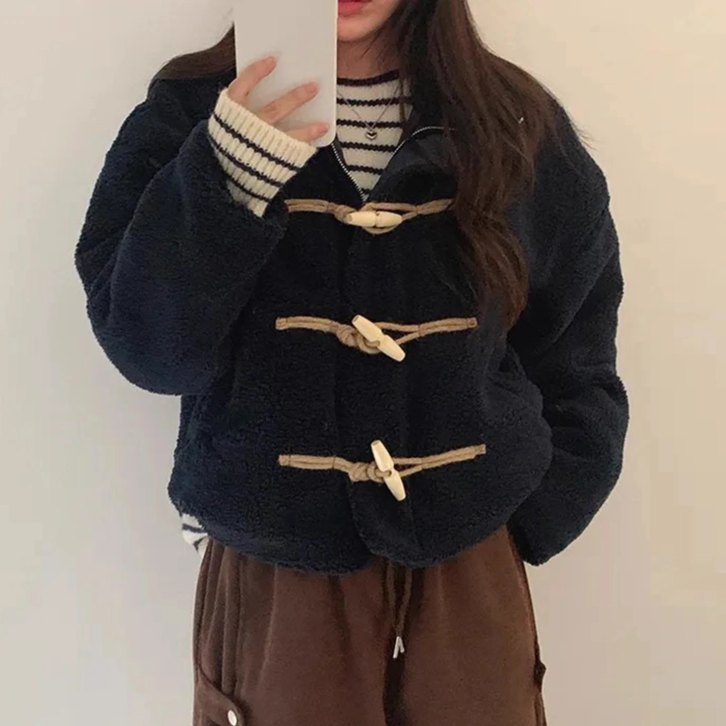 Jaket Wanita Katun Retro Serbaguna atau Longgar dengan Bulu Domba, Desain Kancing, Musim Dingin Baru, Gaya Kasual untuk Bepergian, Serat Poliester