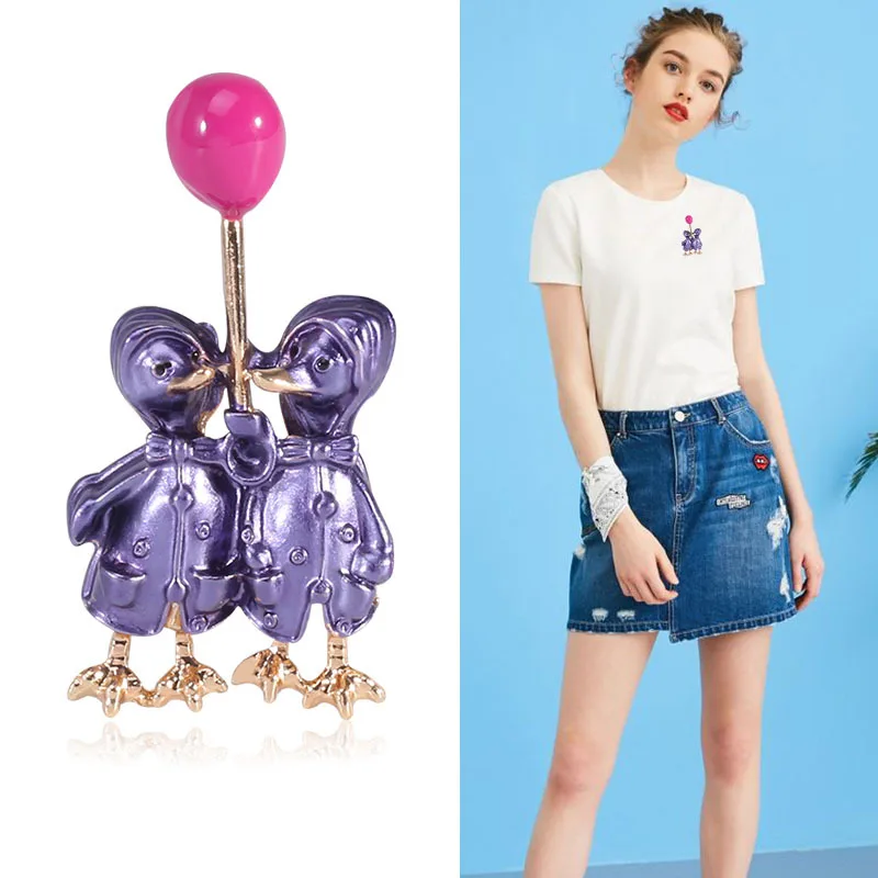 Fashion Enamel With Balloon lover Duck Brooch 3-color Optional Banquet Backpack For Couples To Send Gifts To Each Other