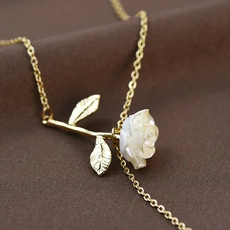 

Elegant rose necklace, gentle spring water drop pendant necklace, fresh and exquisite white collarbone necklace