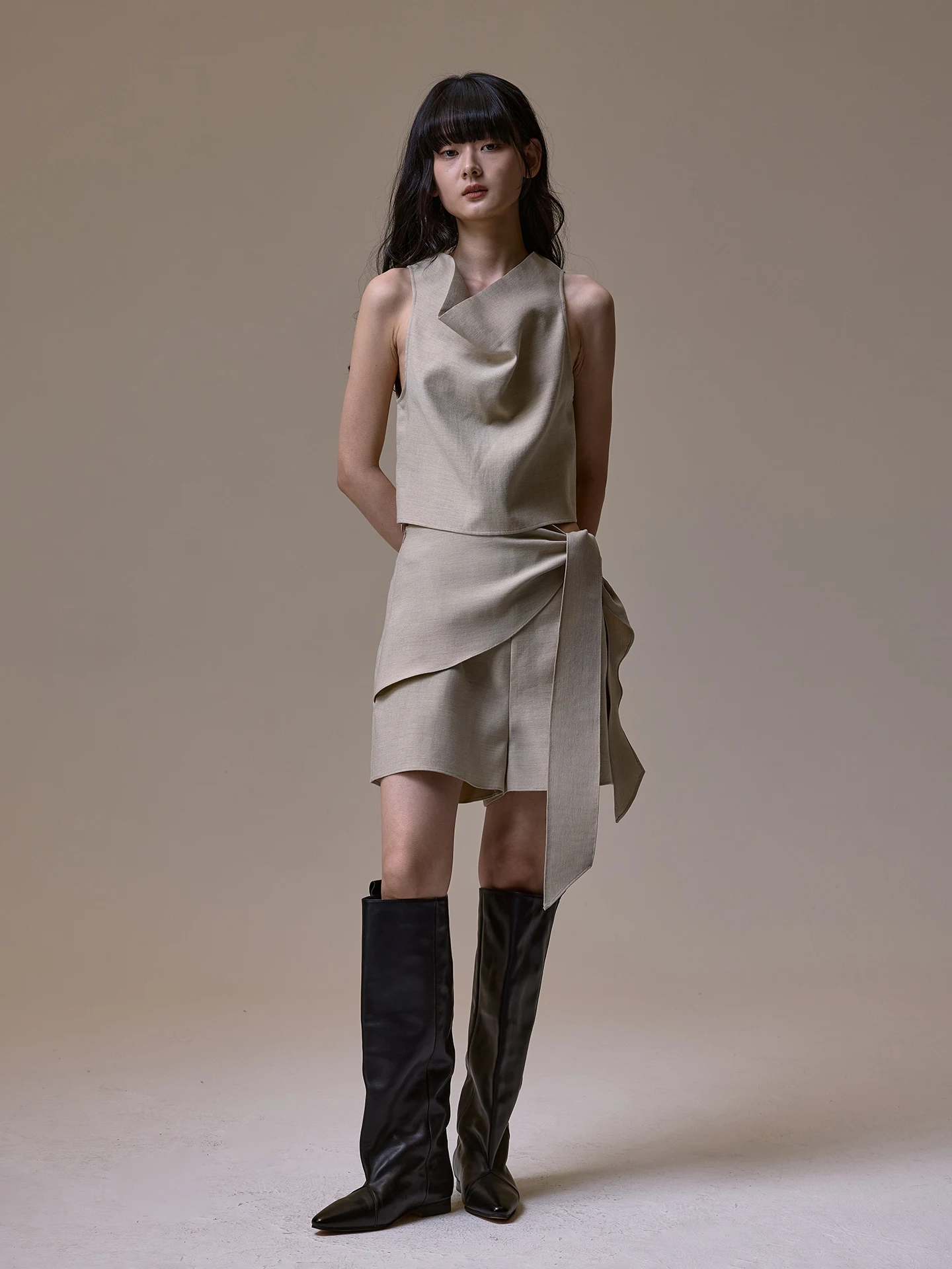 

Летний новый простой однотонный комплект из топа с воротником-стойкой и шорт с узлом, женский модный ансамбль с коротким рукавом и застежкой-молнией