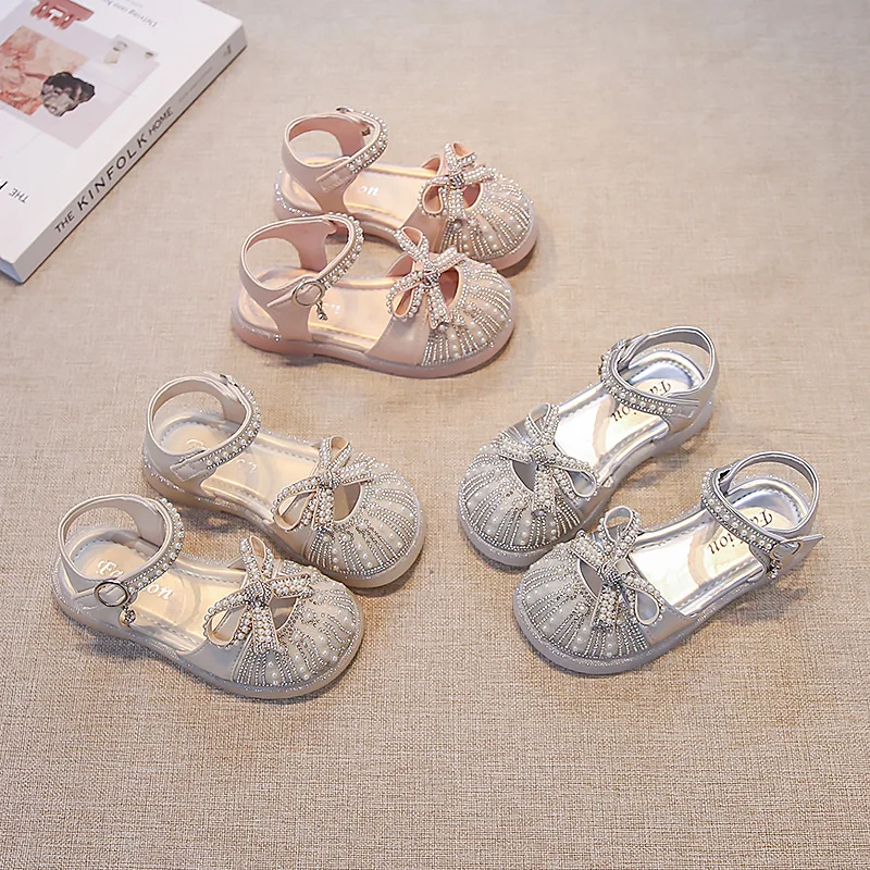 

Детские кожаные туфли для девочек с блестками и блестящим бисерным бантом, новинка 2026 года, летние детские сандалии с кристаллами, нескользящие, модные, для вечеринок и свадеб