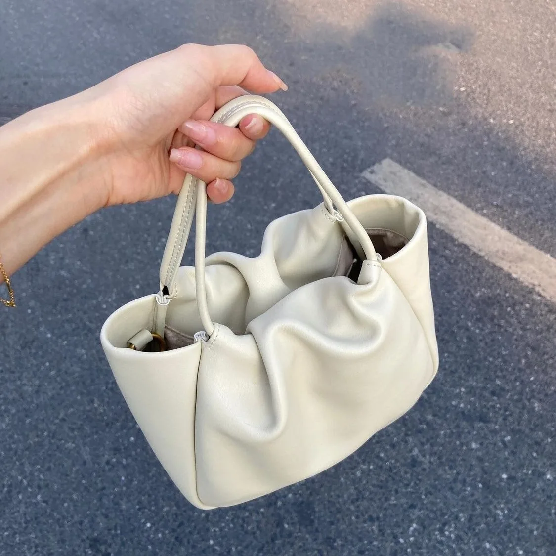 

2024 New Soft Leather White Cloud Shaped Women Single Shoulder Armpit Bag High-end Commuting Girl Handbag