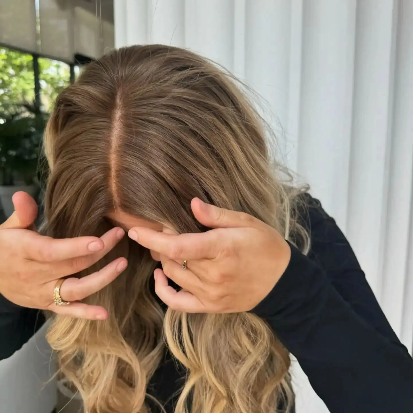 

Мягкий синтетический парик с темными корнями и центральным пробором, с эффектом свободной волны, с золотистыми блонд-отливами, с естественной линией роста волос, из высококачественного волокна