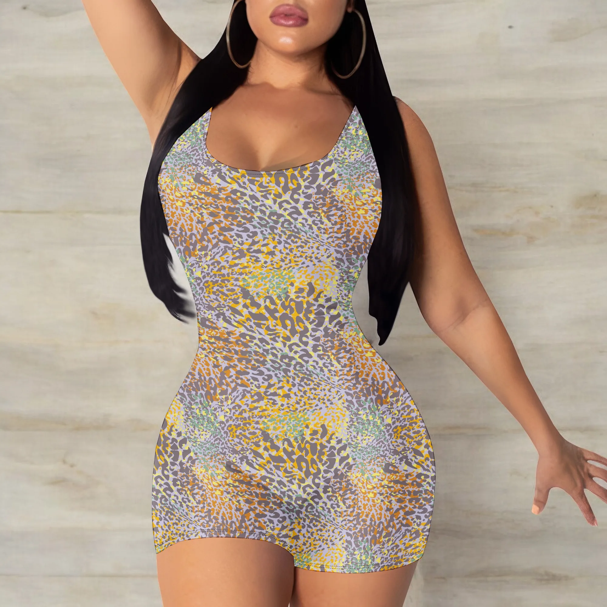 بذلة مثيرة بطبعة الفهد وحزام عريض ضيق للارتداء المنزلي أو الارتياد المسائي