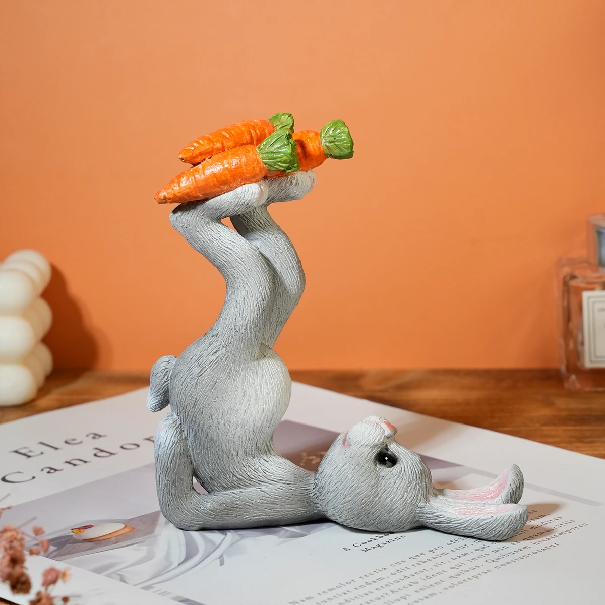 Hasen-Skulptur mit Karotte - Oster-Dekofigur aus Kunstharz, Ideal für Heim- und Gartendekoration, Perfekter Hase