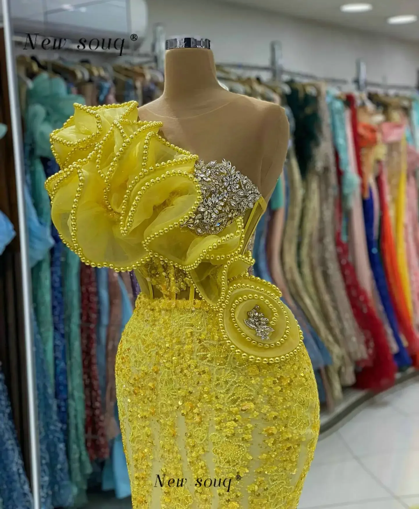 2024 فساتين سهرة طويلة بكشكشة صفراء حورية البحر لؤلؤ مطرز بأحجار مناسبة رسمية فساتين حفلات الزفاف الأنيقة مصنوعة حسب الطلب