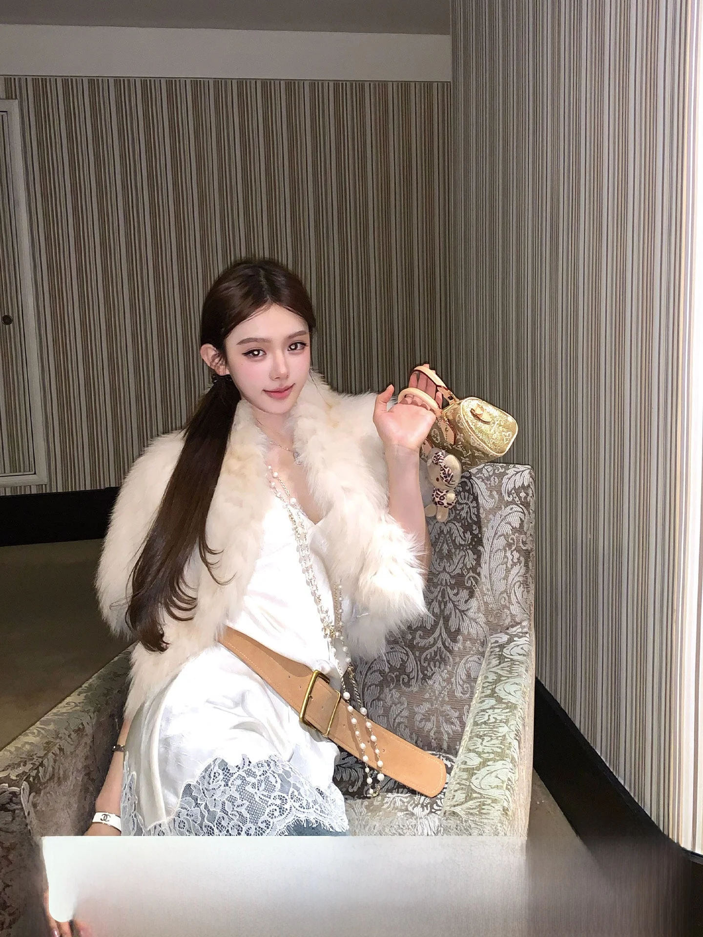 

Мягкое меховое пальто-накидка с капюшоном и свободным кроем для молодых женщин, повседневное зимнее пальто из меха