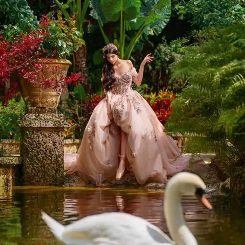 Sukienki Quinceanera na zamówienie, szampańskie, z odkrytymi ramionami, cekinowe aplikacje kryształowe, kokarda, długi tren, zdobione koralikami, Vestido 15 Quinceanera