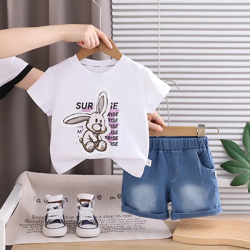 

Летний комплект для мальчиков 2026: футболка с мультяшным кроликом и джинсовые шорты, 2 предмета, повседневная детская одежда для 1-5 лет