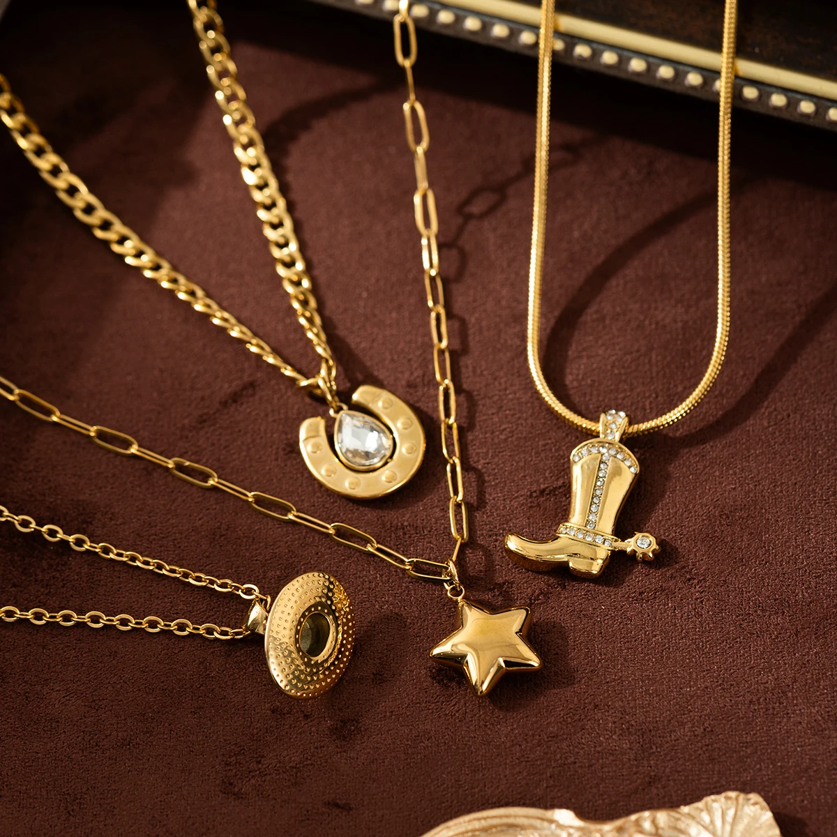 

Artistic retro hat, boot pendant necklace, stainless steel, electroplated 18K gold color preservation, Valentine's Day gift