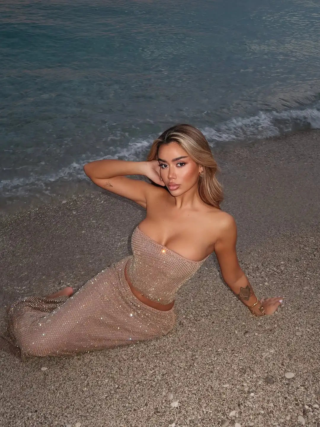 

Комплект для отпуска 2026: Сексуальный пляжный наряд с пайетками, юбка макси с завышенной талией и укороченный топ без бретелек, облегающий крой