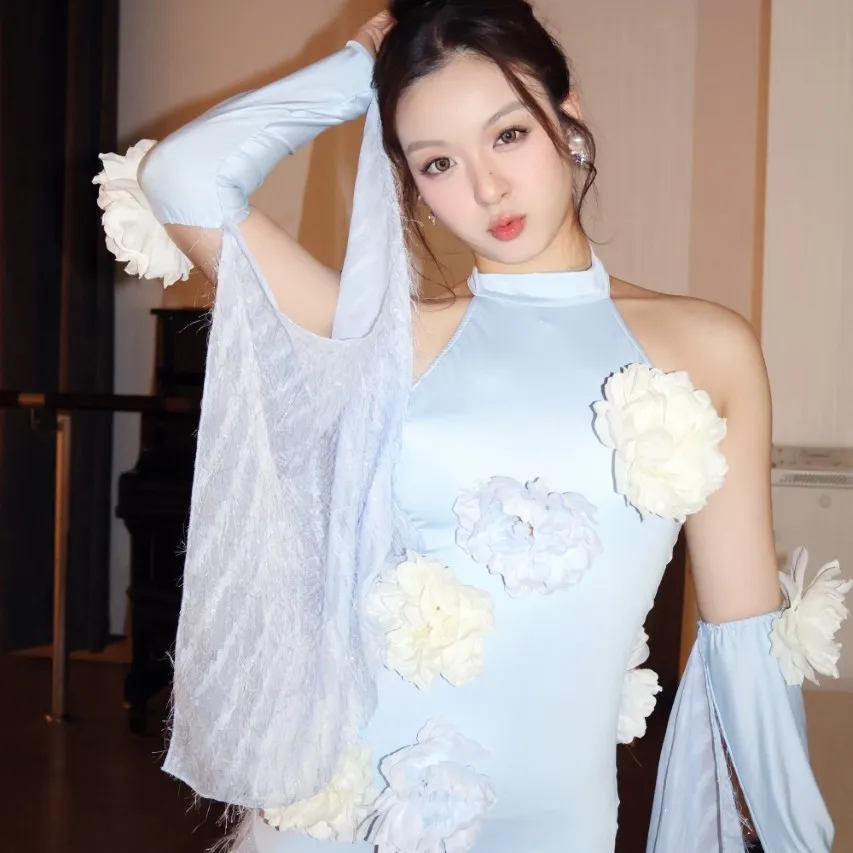 เสื้อผ้าเต้นรำสมัยใหม่สำหรับผู้หญิงมาตรฐานแห่งชาติการเต้นรำการแสดงเครื่องแต่งกายแขวนคอเปิดหลังชุดเต้นรำบอลรูม DN22542