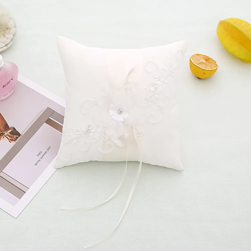 

Подушка для обручальных колец 20x20 см с очаровательным цветочным узором и лентами, мягкая на ощупь, идеальна для церемоний и помолвок