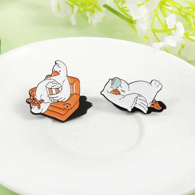 

Забавный гусь ест попкорн спать в форме металлическая брошь мультфильм милый значок с животными аксессуары