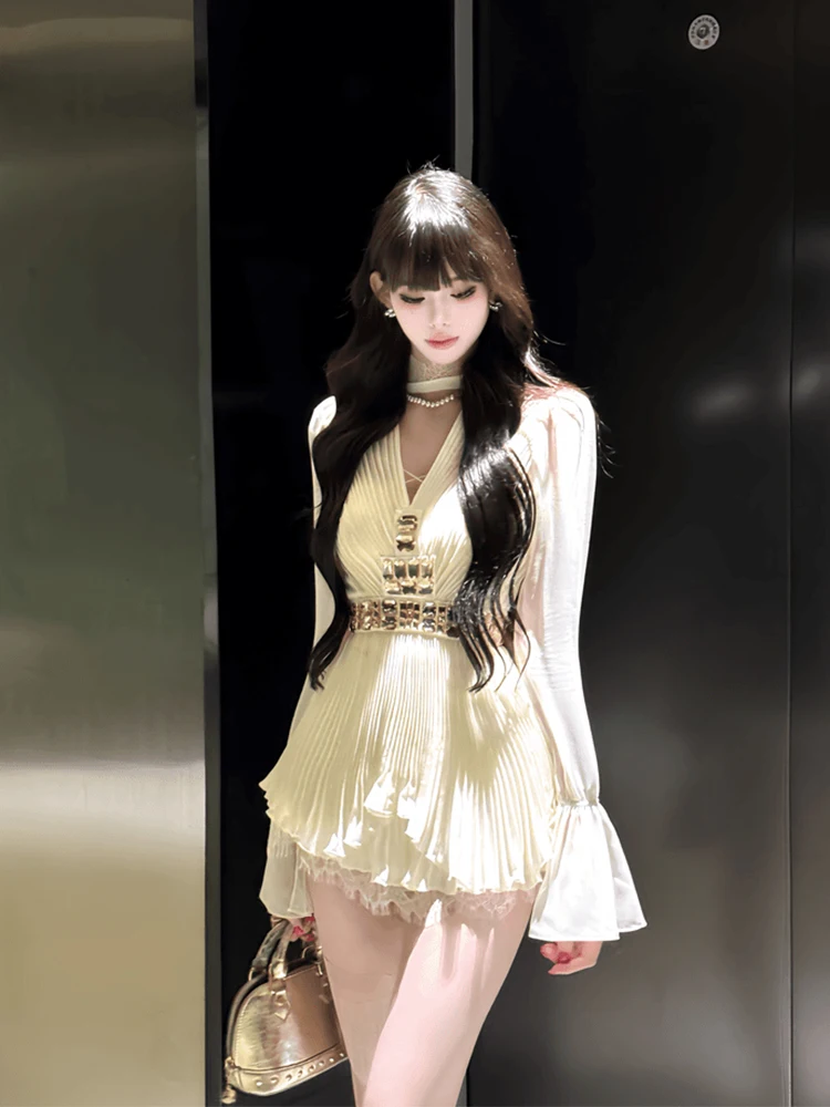 

Комплект SYJ ujia: Укороченный топ с V-образным вырезом и длинными рукавами, расшитый, и юбка с высокой талией. Женский модный повседневный костюм приталенного кроя.