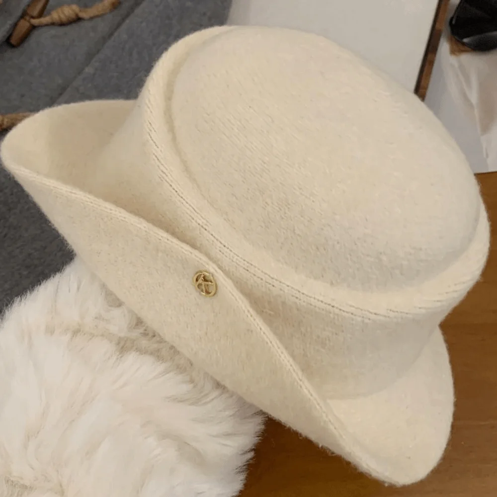 النمط البريطاني هيبورن نمط قبعة مسطحة الصوفية واسعة حافة سوداء قبعة بيضاء التصوير الديكور النساء الجاز قبعة السيدات