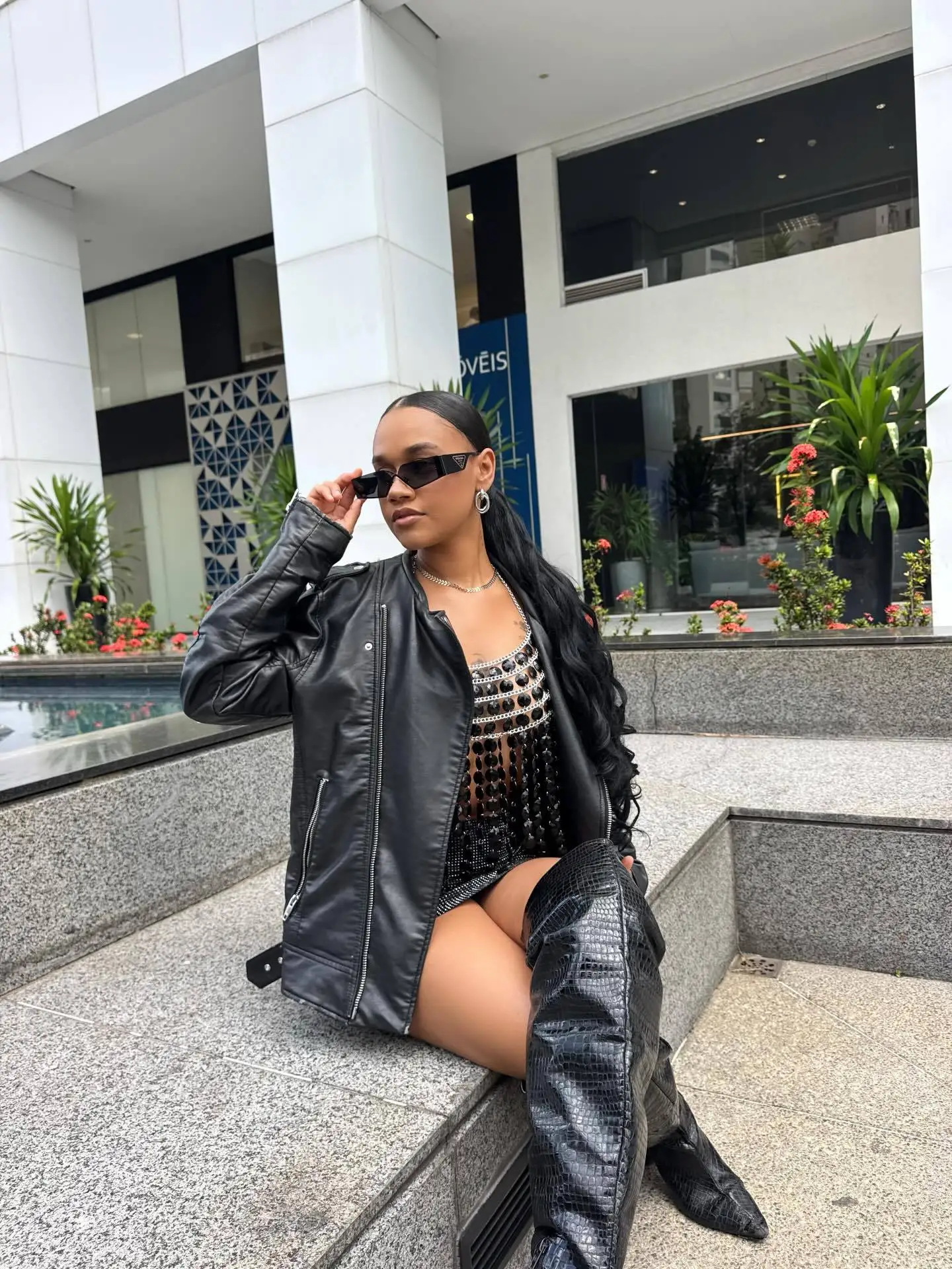 Damen-Top mit Neckholder-Ausschnitt, ärmellos, glänzend, mit runder Scheibenverzierung, Party-Crop-Top, Einheitsgröße, Damen-Outfit für Festivals und Nachtclubs, modisches Tanktop. – Detail 2