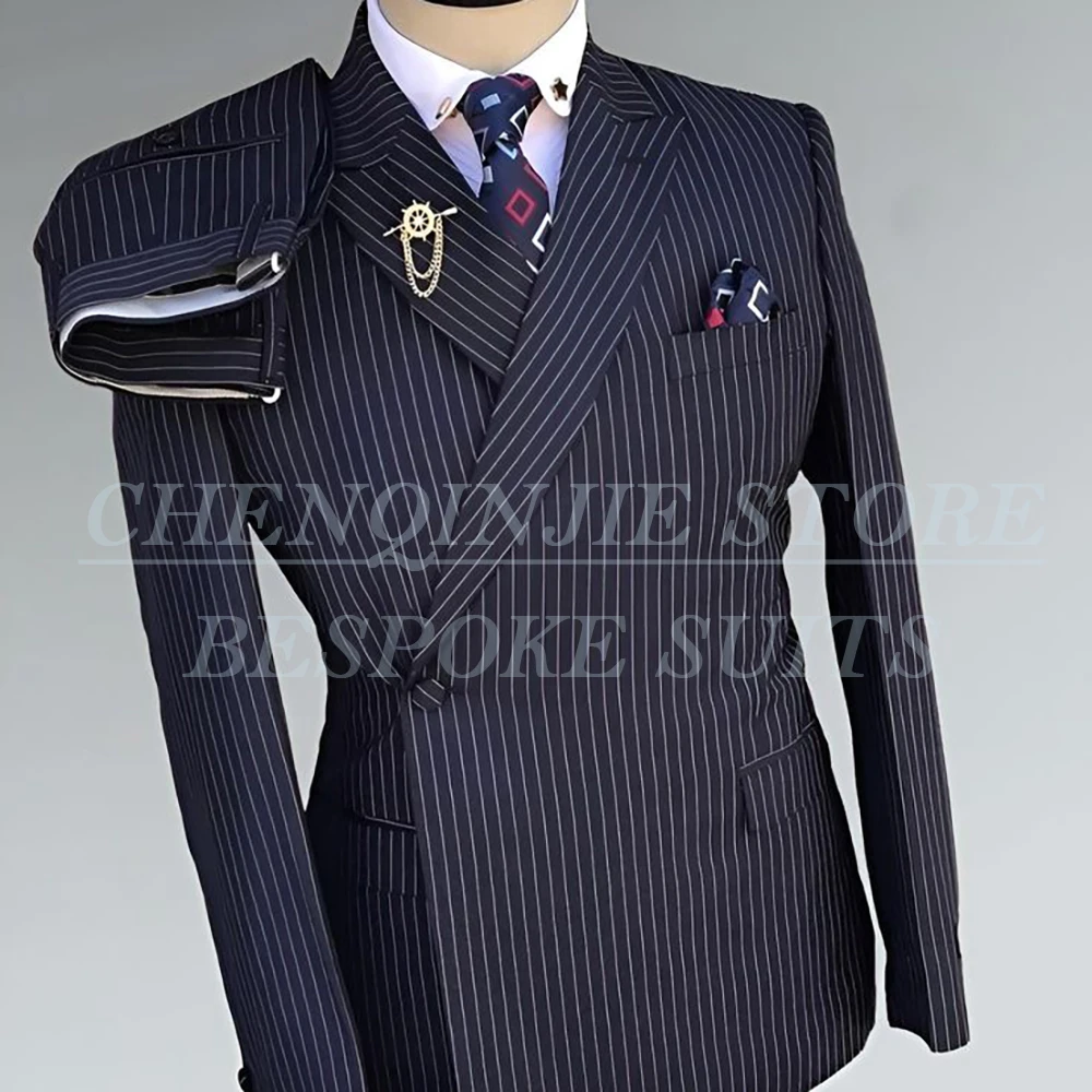 

Мужской костюм-двойка темно-синего цвета в тонкую полоску: модный свадебный пиджак с острыми лацканами на одной пуговице и брюки, высокое качество