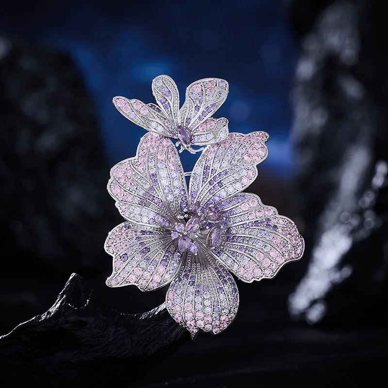 

A high-end zircon purple and pink Phalaenopsis brooch, an elegant and luxurious accessory for a suit and dinner party