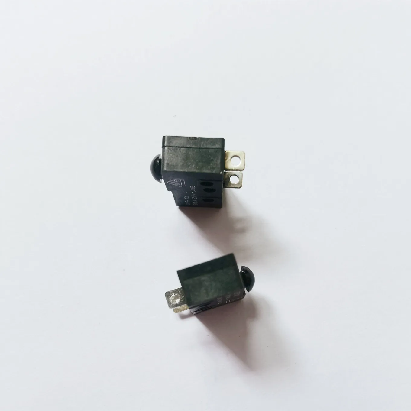 Original New 100% Micro Switch 2Pin 10.1A Normally Open Micro Travel Limit Switch Letinous Edodes Head DMB-1106