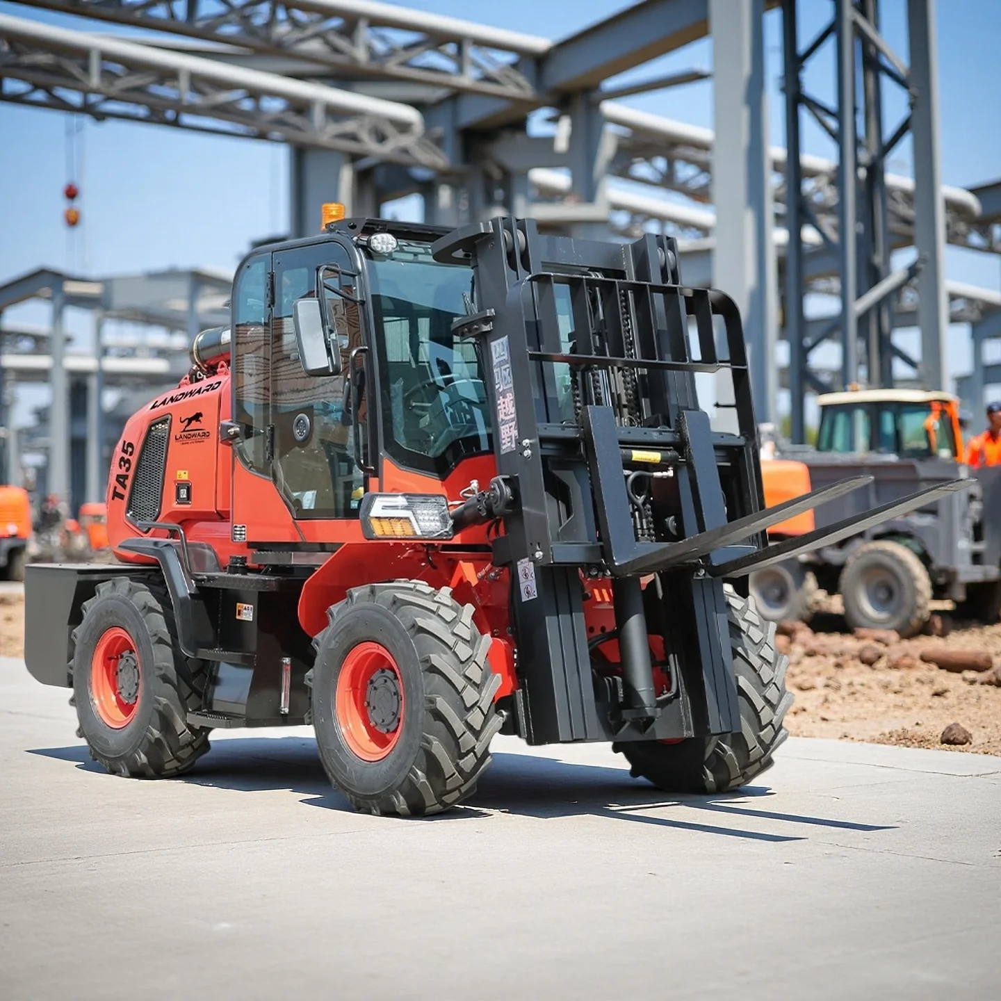 تستخدم المشاريع الهندسية رافعة شوكية للرفع الهيدروليكي الكبير 5 طن محرك خلفي الكل في واحد جميع التضاريس على الطرق الوعرة مخصصة للبيع