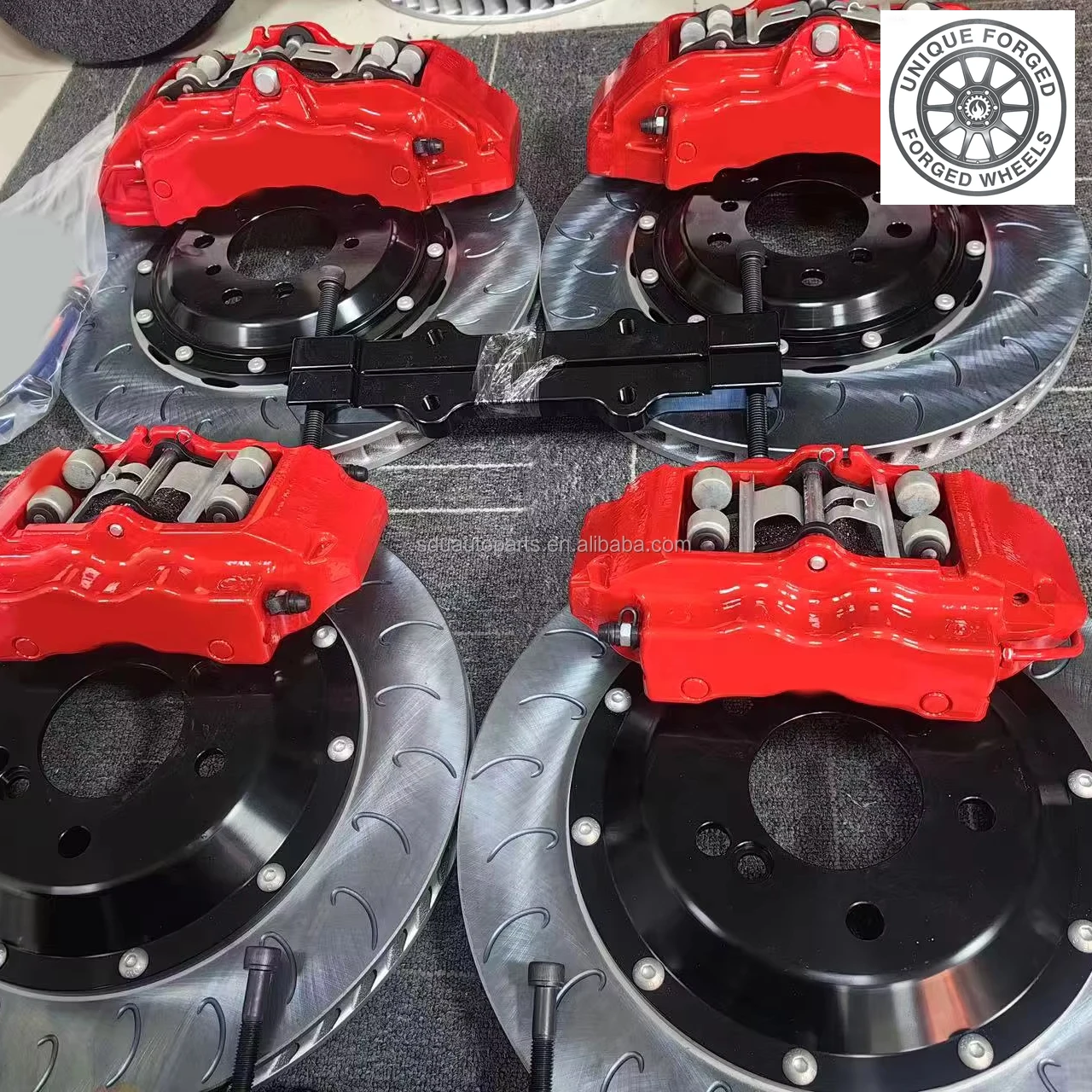 

Комплект больших тормозов с 6-поршневыми суппортами, 26 вариантов цвета, плавающие винты, 355-мм перфорированные диски