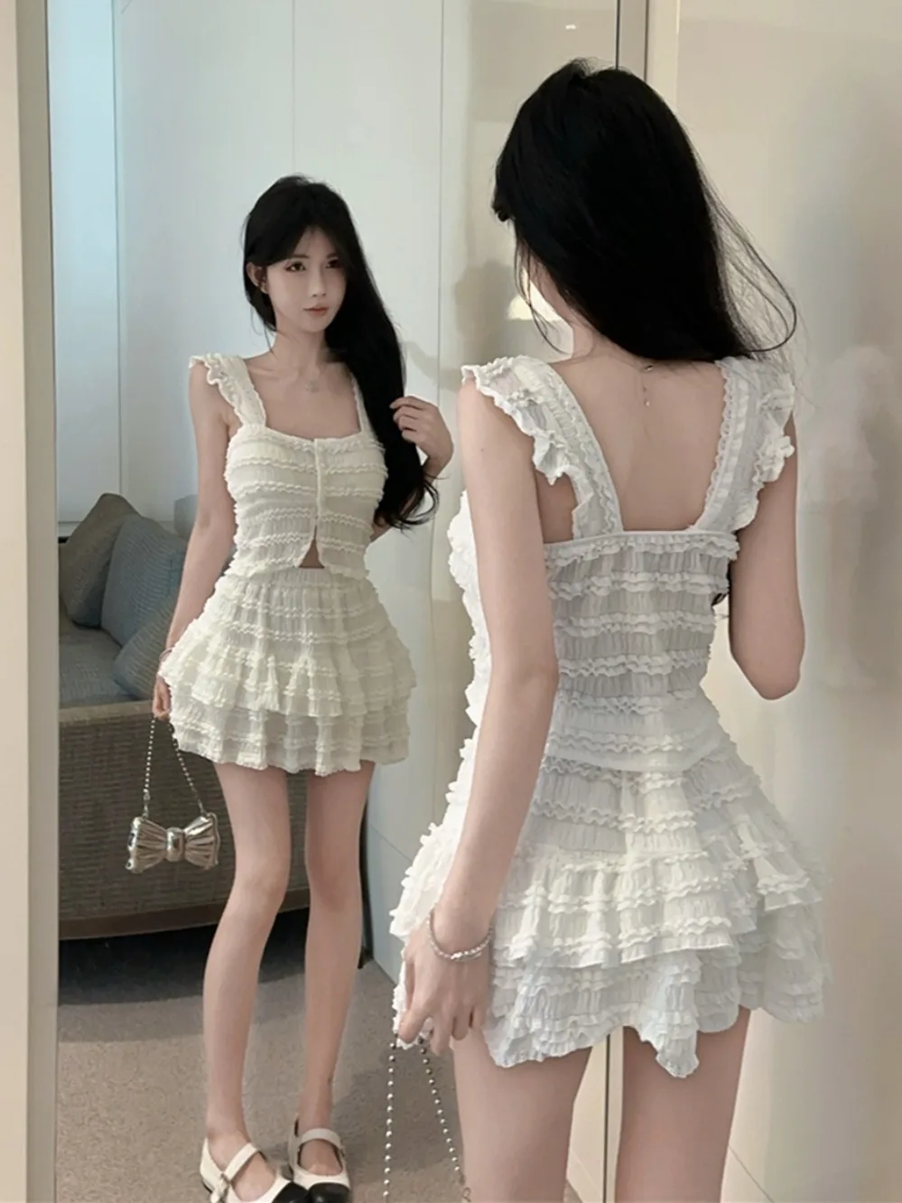 

Летний модный комплект в стиле Pure Desire: женский топ на бретельках с пышными рукавами-крылышками, квадратным вырезом и белая многоярусная юбка, топ с длинными рукавами