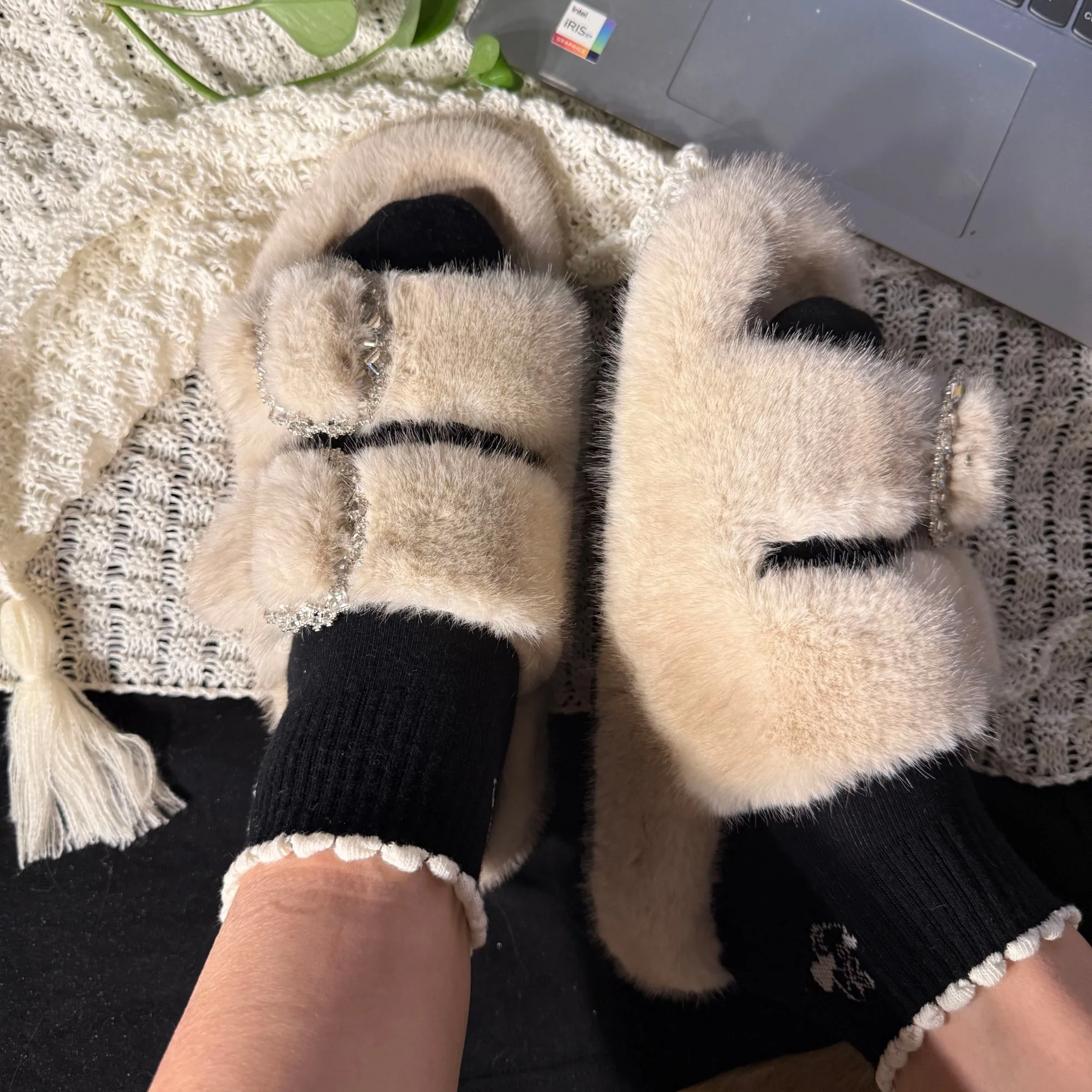 フェイクファーのスライドサンダル、女性用、ラインストーンがあしらわれた、サイズ調整可能なバックル付き、ダブルストラップ、ふわふわ素材、柔らかいプラッシュ素材、滑り止め加工のラバーソール、ファッション性の高いミュール。
