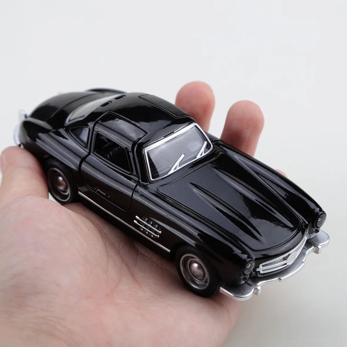 1 Stück Dreitüriges Klassisches Automodell aus Metall mit Rückziehfunktion, Kinderspielzeug, Langlebig und Robust, Desktop-Auto-Dekoration, Sammlerstück – Detail 5