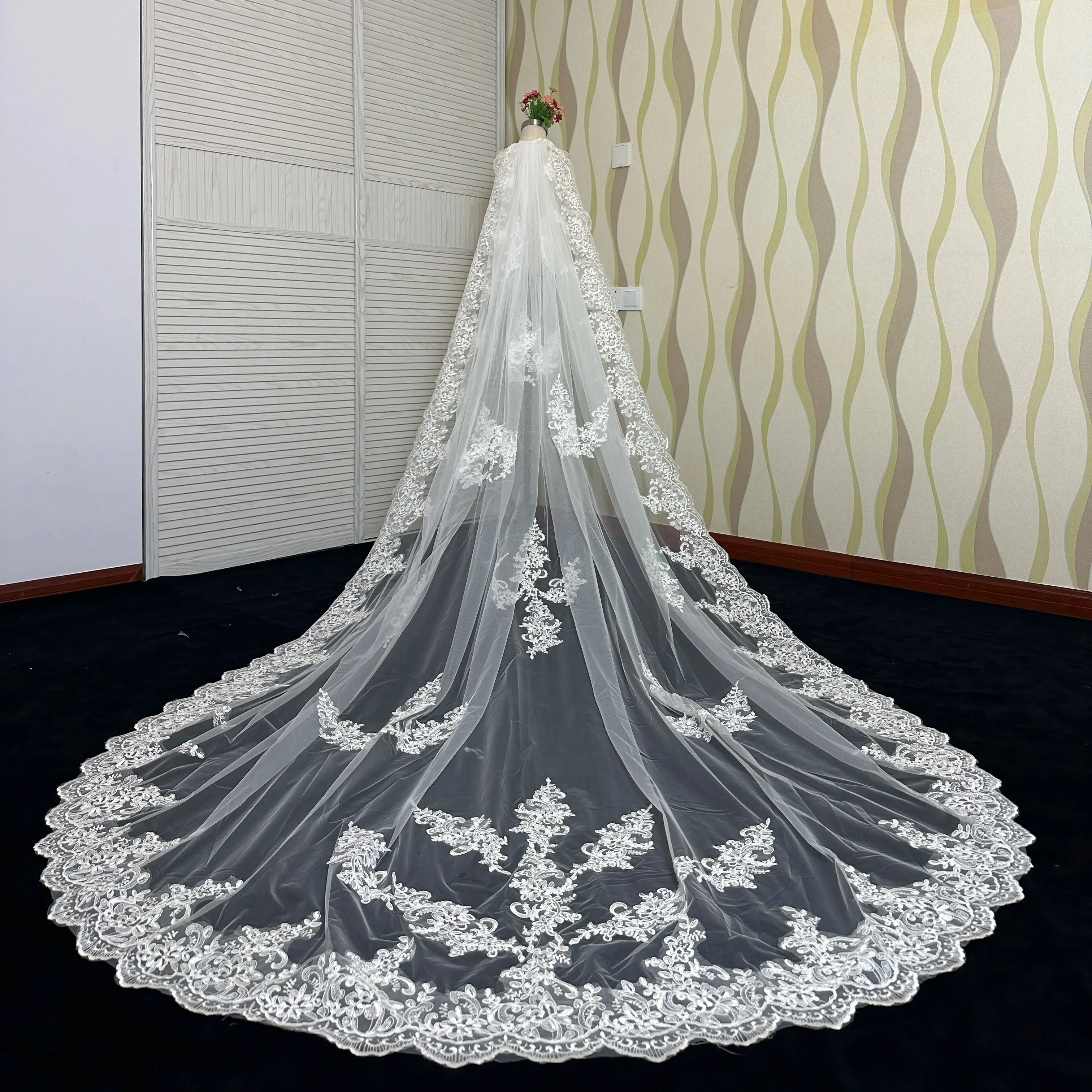 Real Photos Long Lace Bridal Veil with Comb 3.5 Meters 1 Layer Cathedral White Iovry Wedding Veil Wedding Accessories