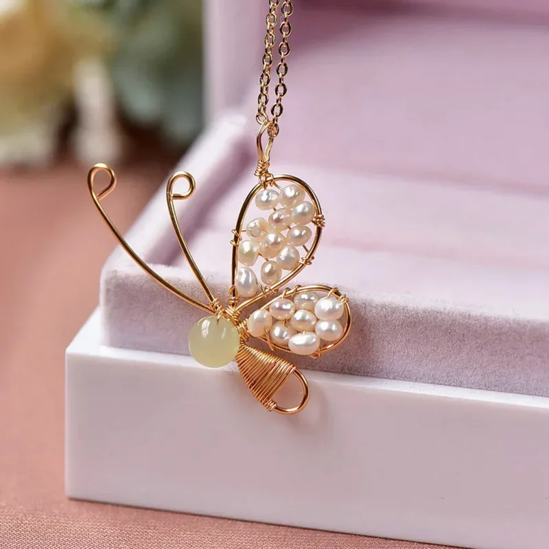 Ciondolo con ciondolo a farfalla fatto a mano con perle di giada naturale con avvolgimento riempito d'oro 14K per le donne girocollo regalo di gioielli per feste