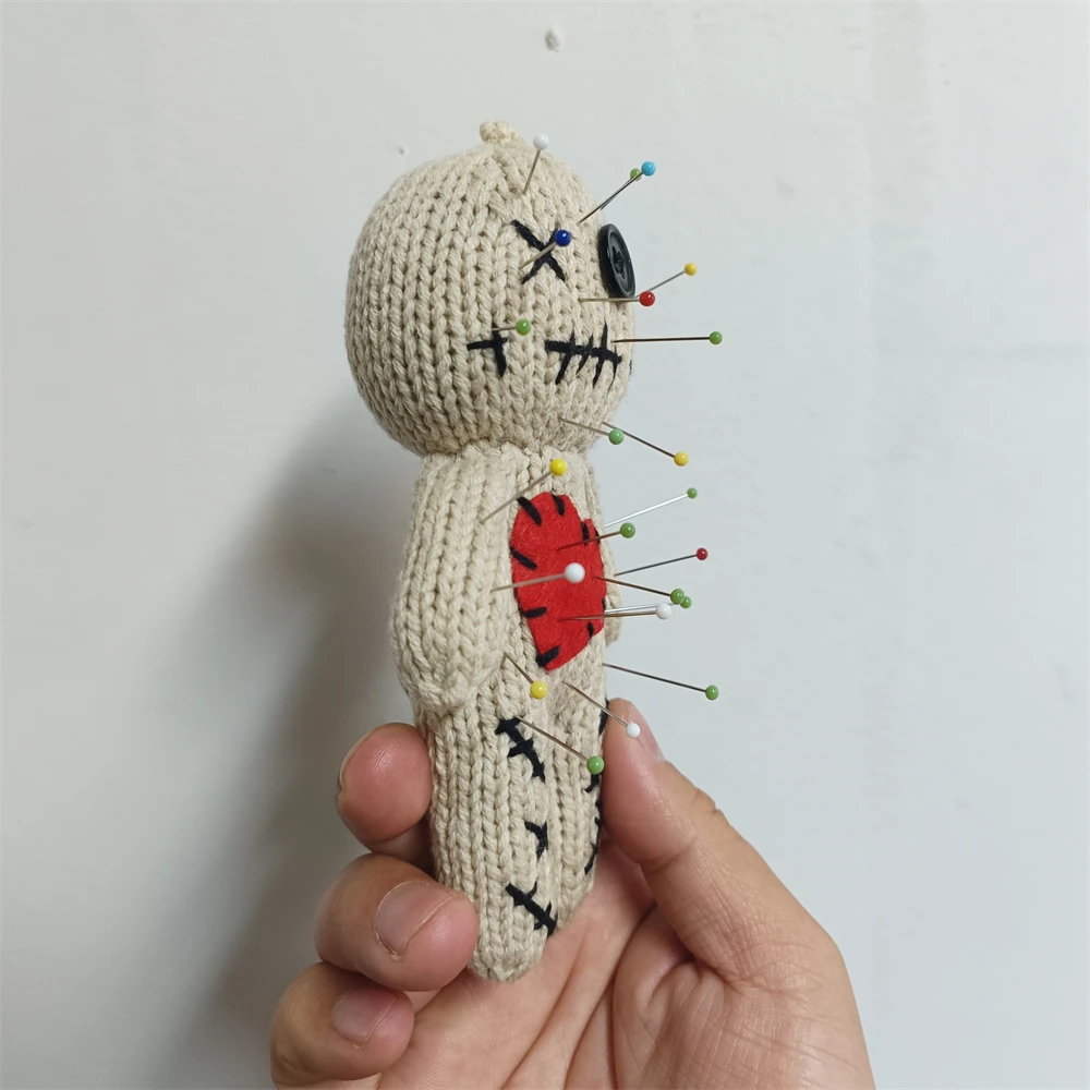 1-10 Stück Handgefertigte Gestrickte Voodoo-Puppe mit Bunten Pins Gruselige Halloween-Dekoration & Neuartiges Gruseliges Geschenk für Erwachsene Party-Requisite – Detail 9
