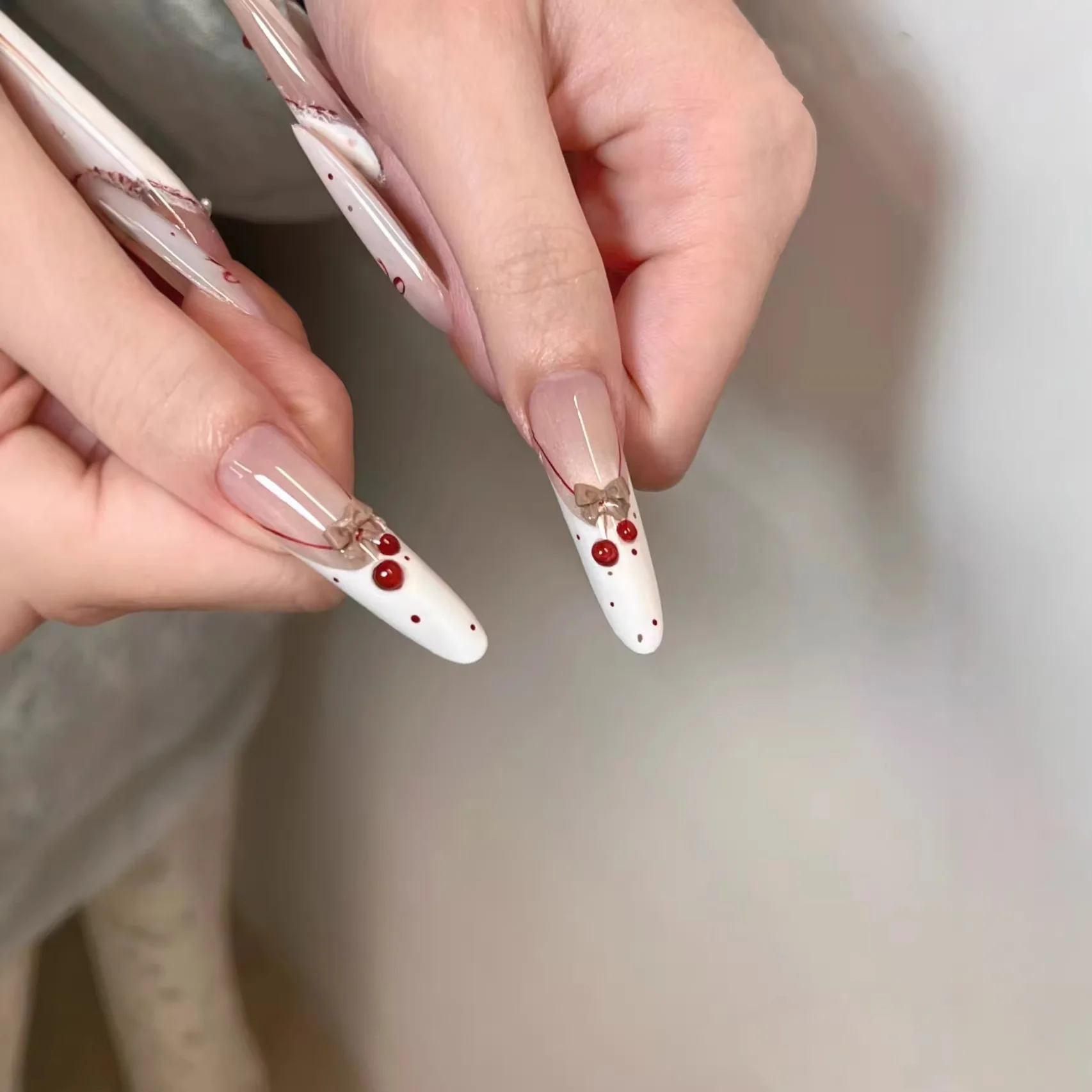 10 pçs feito à mão longo stiletto imprensa em unhas branco francês cereja bolinhas arco design doce bonito unhas falsas wearable unhas arte ponta