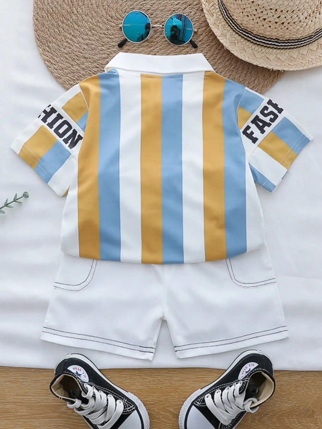 Sommermode Bedrucktes Vertikalstreifen-Polohemd und Kurzarm-Shorts-Set für Kleinkinder und Jüngere Kinder – Detail 2