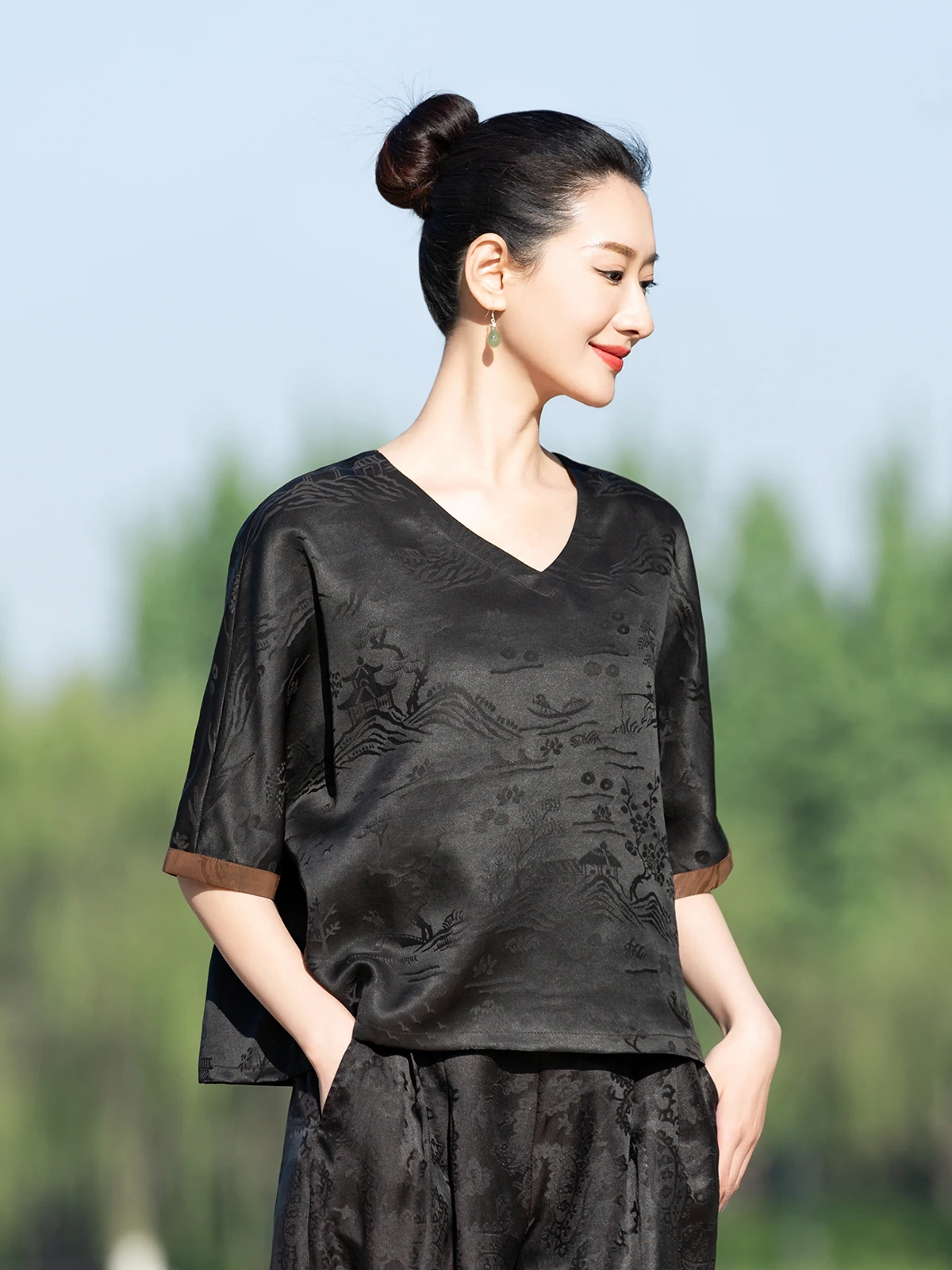 

Шелковая атласная блузка с цветочной вышивкой для женщин, летняя, свободного кроя, с V-образным вырезом, короткая футболка, удобная, дышащая, в китайском стиле