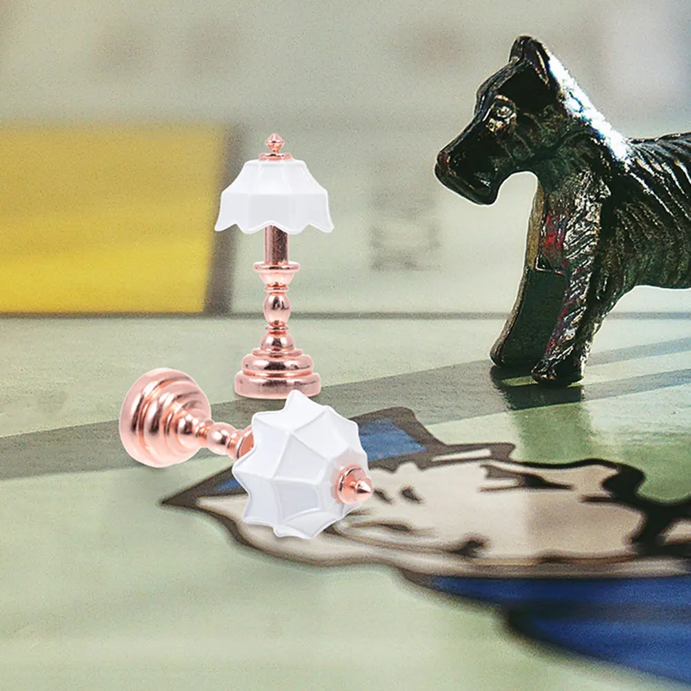 

2 шт. миниатюрных настольных светильников для миниатюрного дома, масштаб 1:12, декор для сцены, аксессуары для миниатюрных домиков, микро-настольные лампы