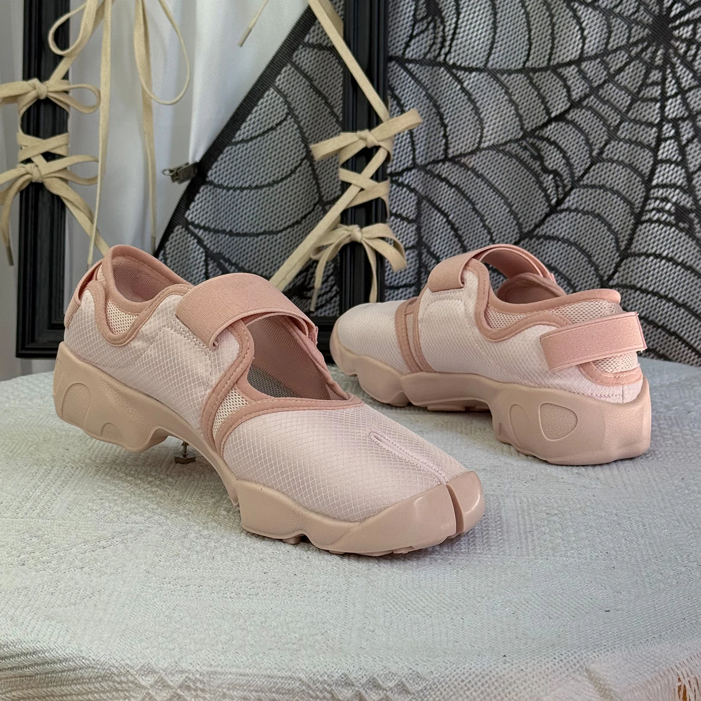 Light Pink Low-Top Lightweight Ninja Split-Toe Flats Mary Jane Breathable Mesh Sneakers Casual German Training Women Shoes