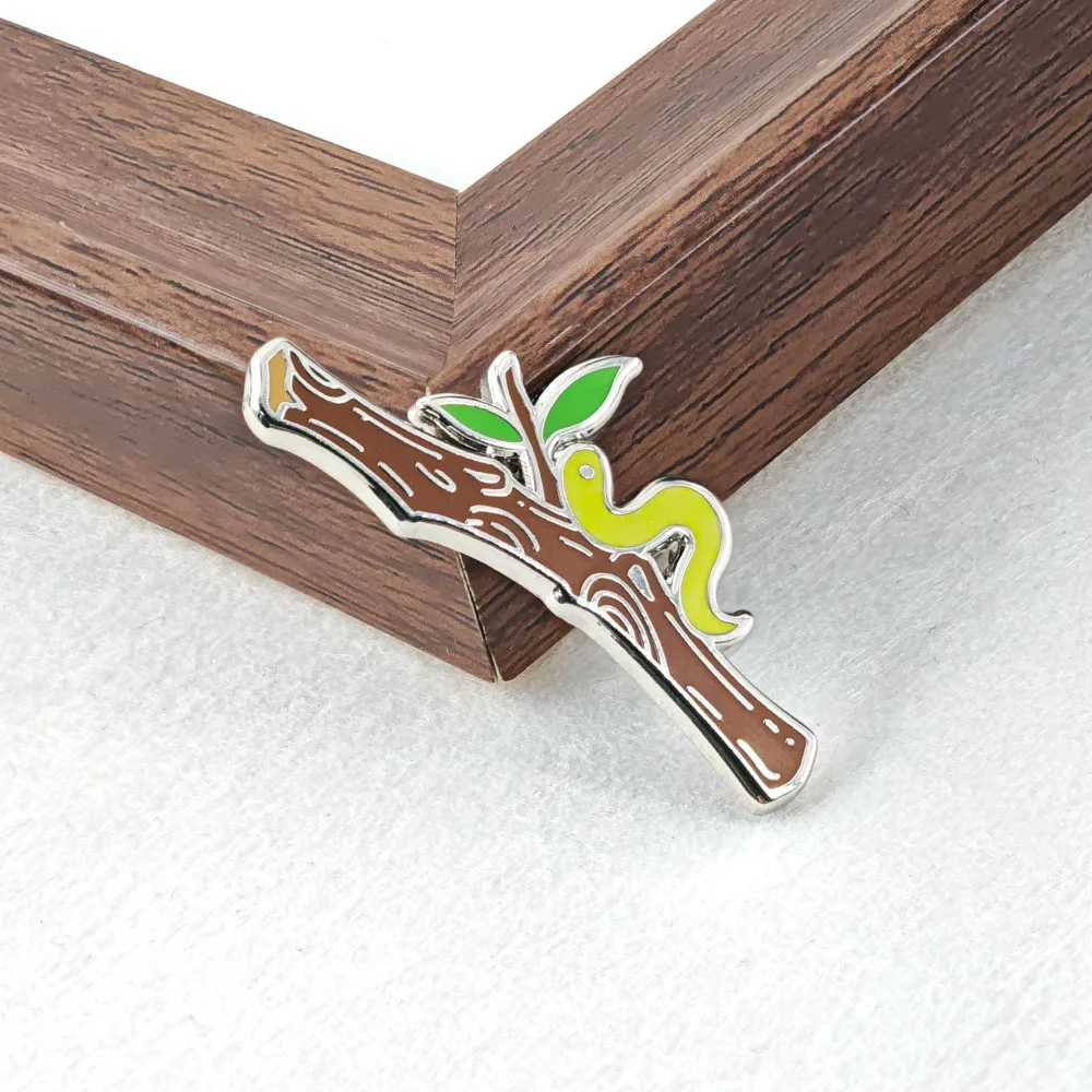 Niedliche Raupen-Emaille-Pin, Baumzweig, grünes Blatt, Brosche, lustiges Cartoon-Insekten-Revers-Abzeichen, Natur-Tier-Schmuck, Geschenk für einen Freund – Detail 10