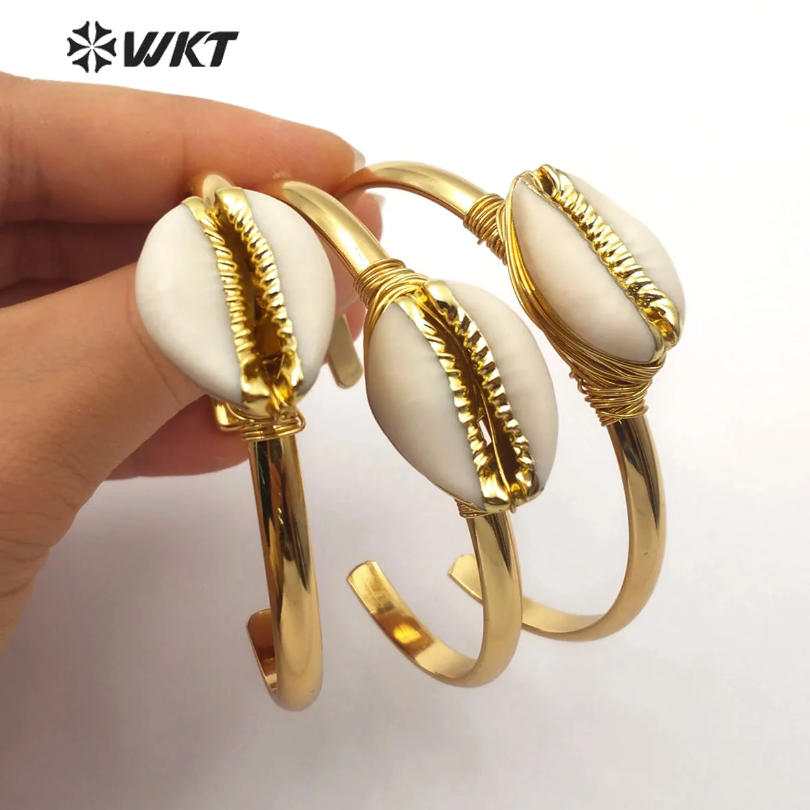 WT-B490 Amazing Beautiful Shell In Middle Women Gold Electroplated Bangle For Women Daily Special Gift