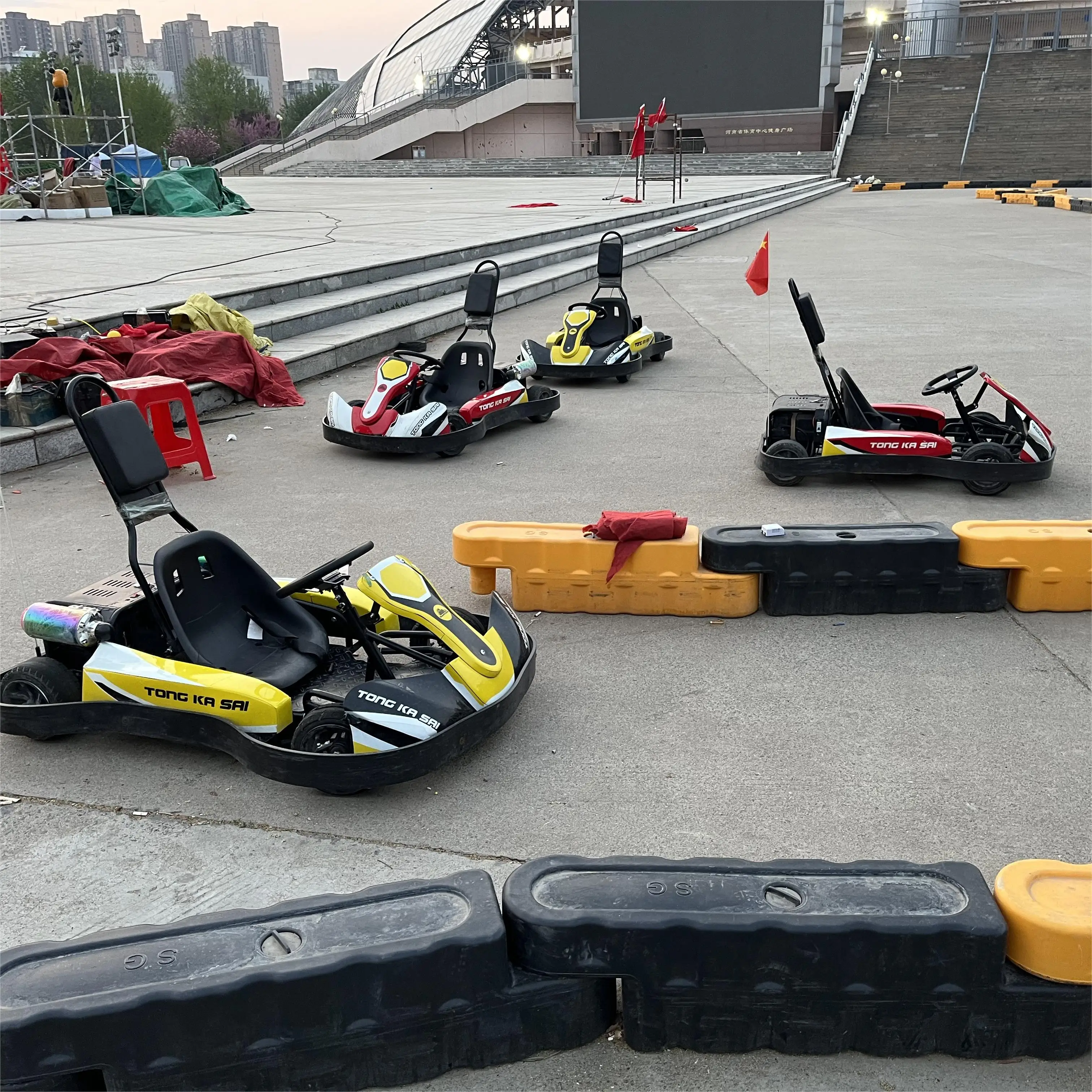 

Китайская фабрика: Дешевые электрические карты на аккумуляторах для продажи, педальные карты для парков развлечений