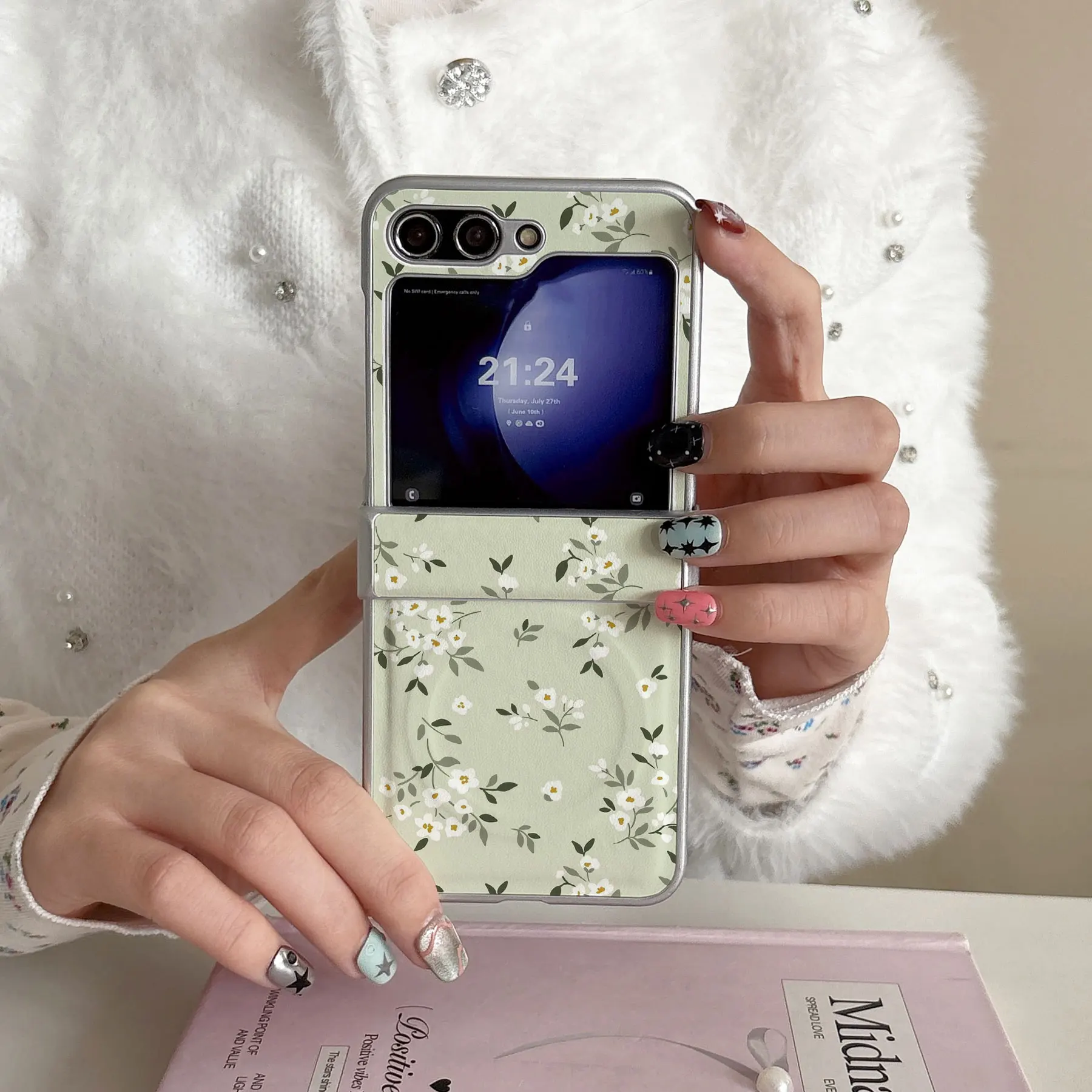 This Cute Striped Floral Cherry Folding Phone Case Is Suitable for Samsung Galaxy Z Flip8/7/6/5/4/7Fe Protective Cases