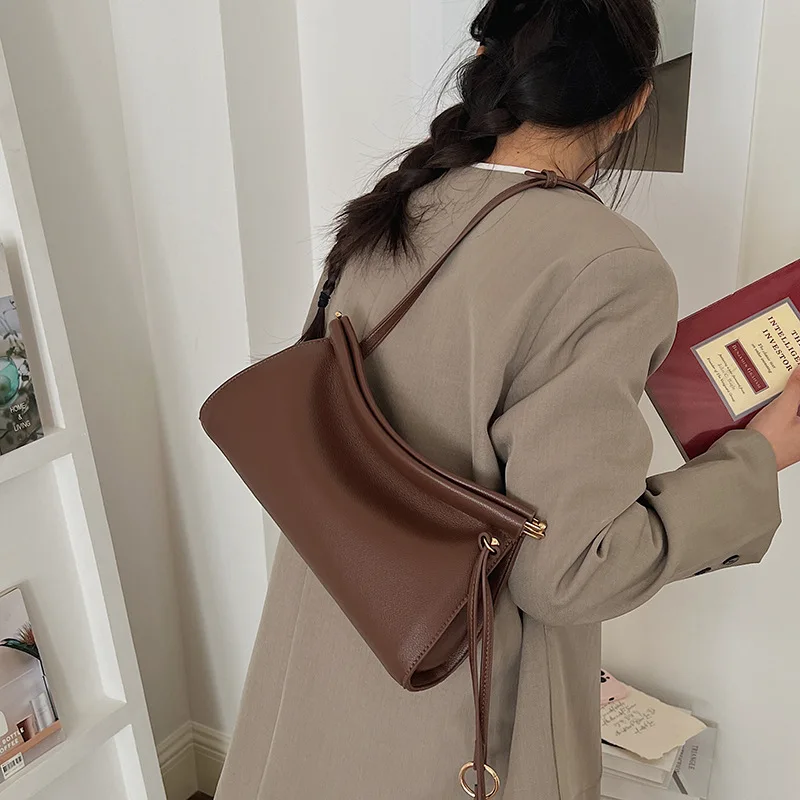 

Ladies French Style Quirky Ring Decoration Single Shoulder Bag Fashionable Versatile Underarm Commuter Bag