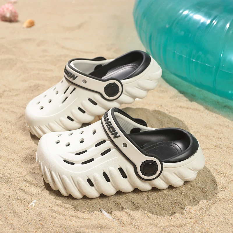 

A pair of children's summer toe-protecting hole shoes, two-way outdoor water-wading beach shoes, sizes 30/31-40/41，WK-602