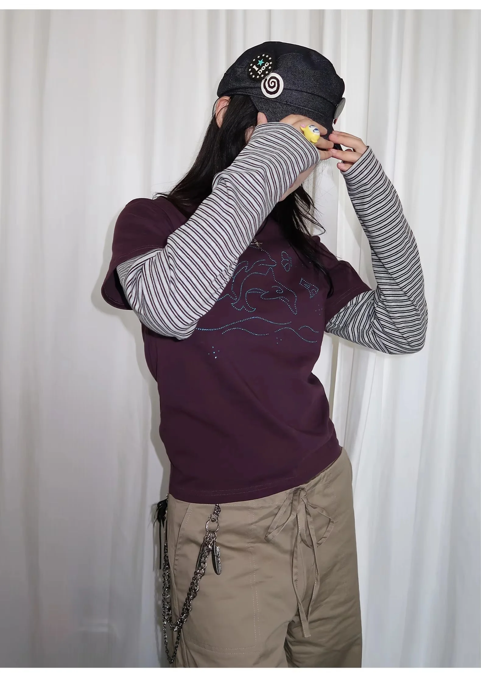 Damen Y2K Fake Zweiteiler Langarm-Oberteil mit Schwarz Gestreiften Ärmeln, Strass-Delfin-Print, Slim Fit, Süßes Alt-T-Shirt – Detail 13