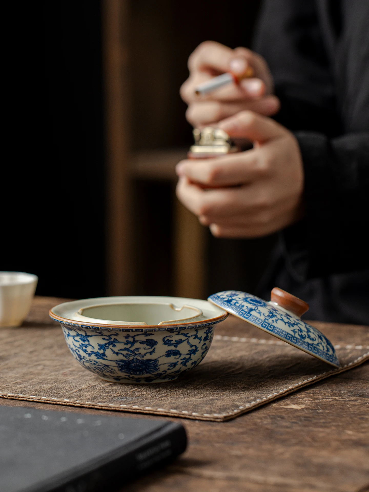 Ruyao Blue And White Lotus Leaf Ashtray with Lid for Living Room Office Anti-Dust High-End New 2026 Creative Ceramic Ashtray view 5