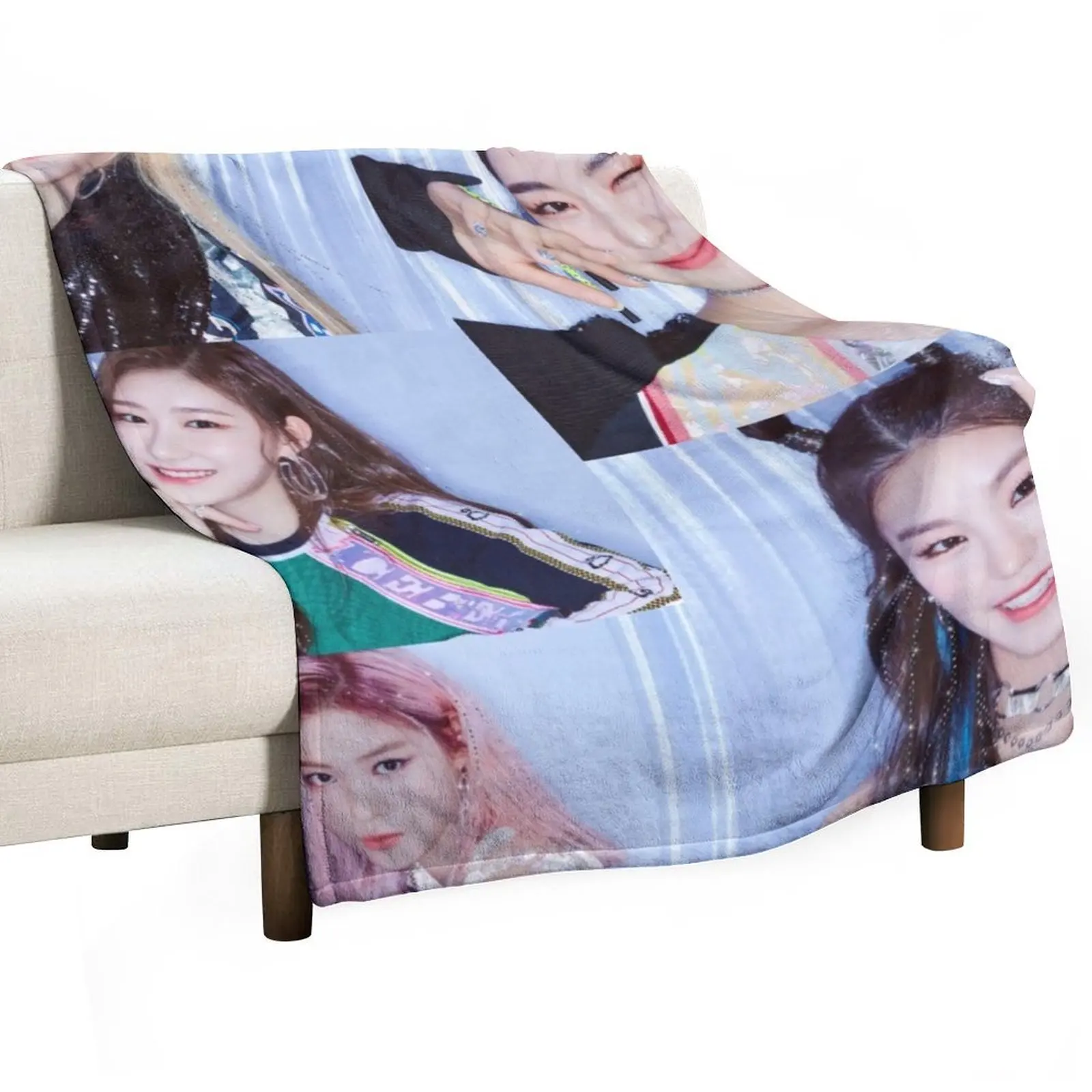 Itzy Throw Blanket Tourist Moving Blankets