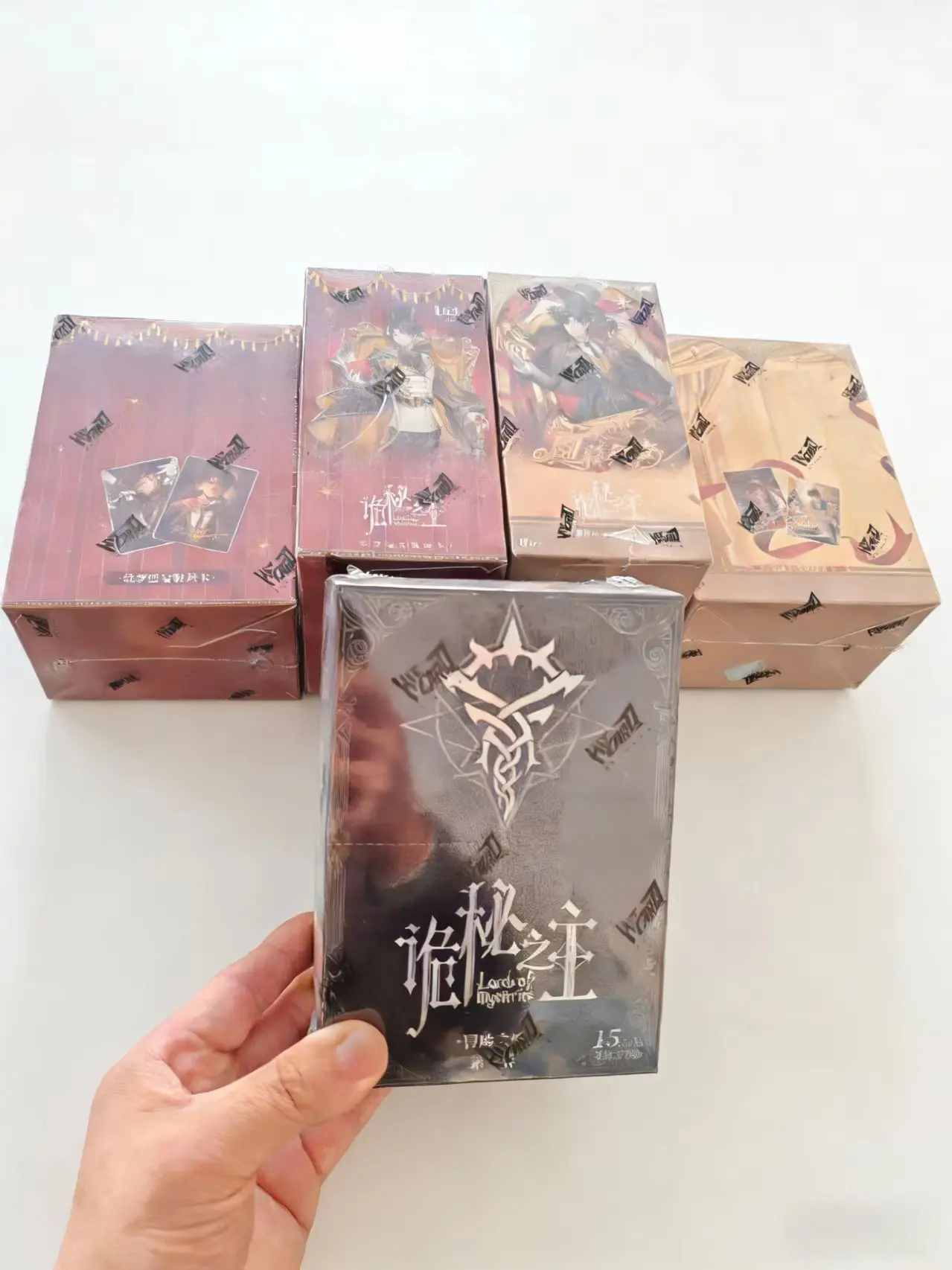 

В наличии: Оригинальная коллекционная карточка из серии «Господин загадок» — «Драматическое эпизодическое издание», автор — Клин Моретти, с лимитированной подписью, коллекционная карточка-игрушка